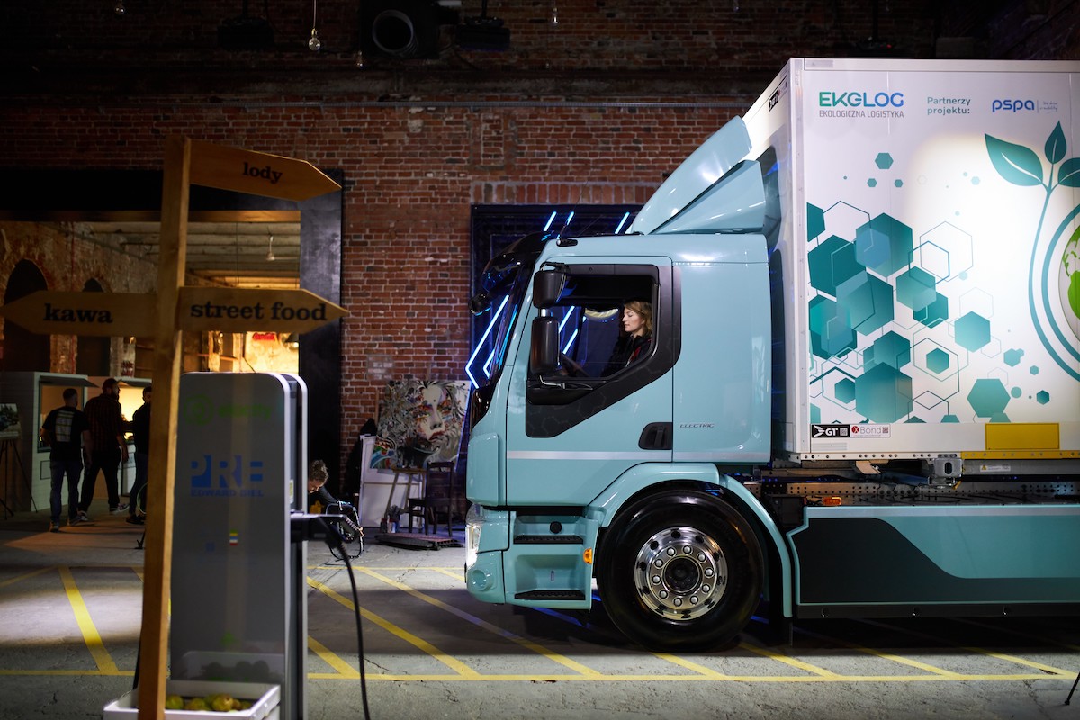 Elektryczna ciężarówka Volvo FE Electric ładowana przez Elocity